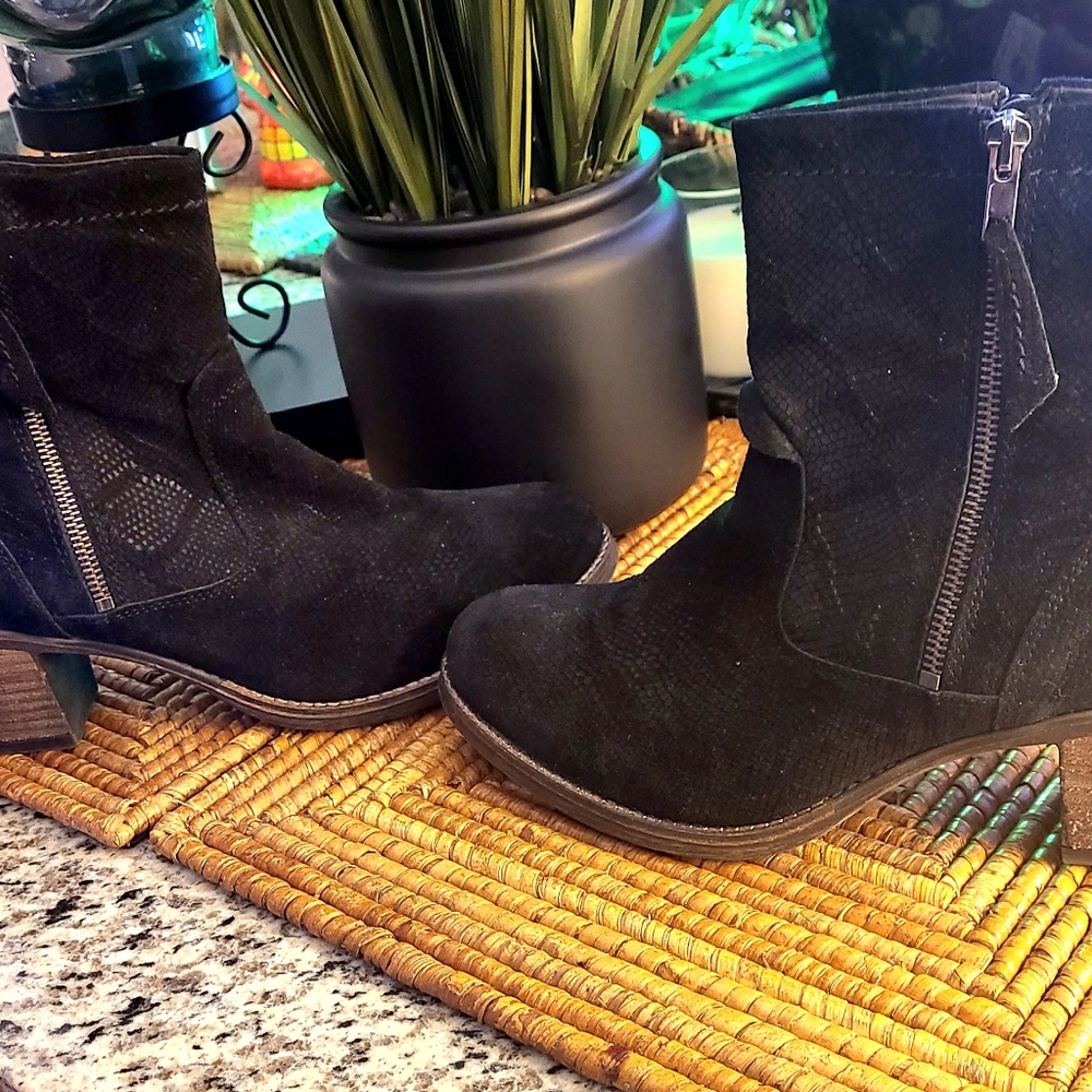 Sz 10-10.5 (EUR 41) Taos Standout Black Embossed Suede Booties!